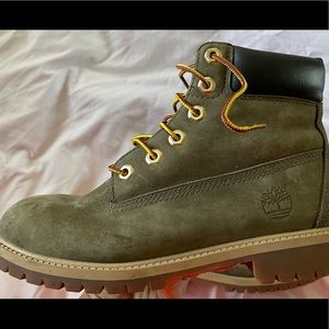 Dark green kids Timberland boots. Size 5. Message for more pictures/videos.